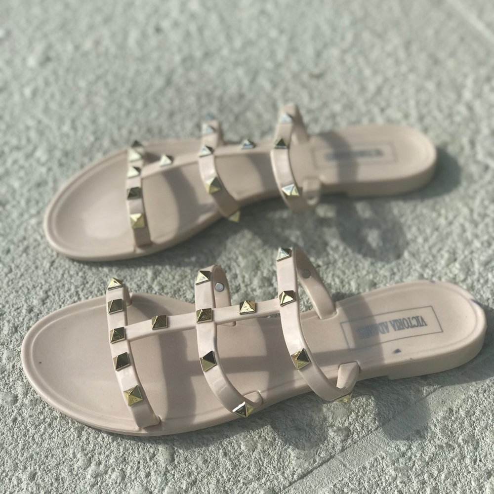 Flat sandal, never worn